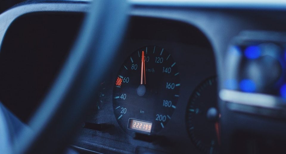 Speedometer viser 100 km i timen fart